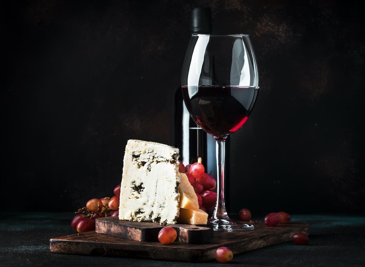 Alzheimer : du vin et du fromage pour réduire le risque ?
