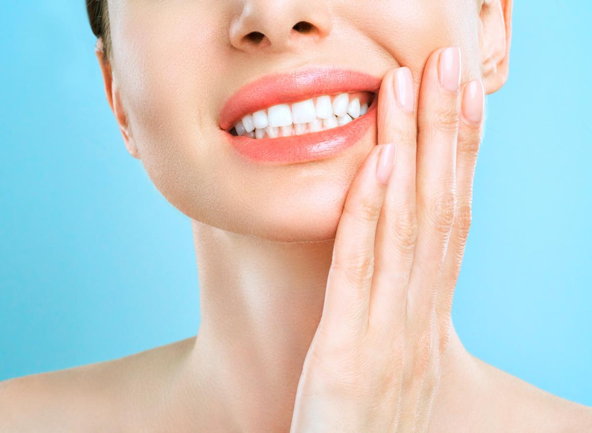 Maladie hormonale : des poils lui poussent sur les gencives 