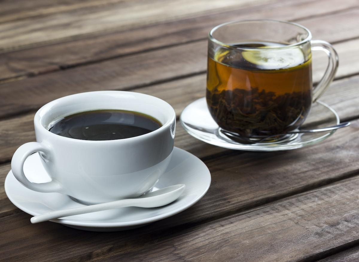 Diabète de type 2 : boire du thé et du café quotidiennement limite le risque de décès
