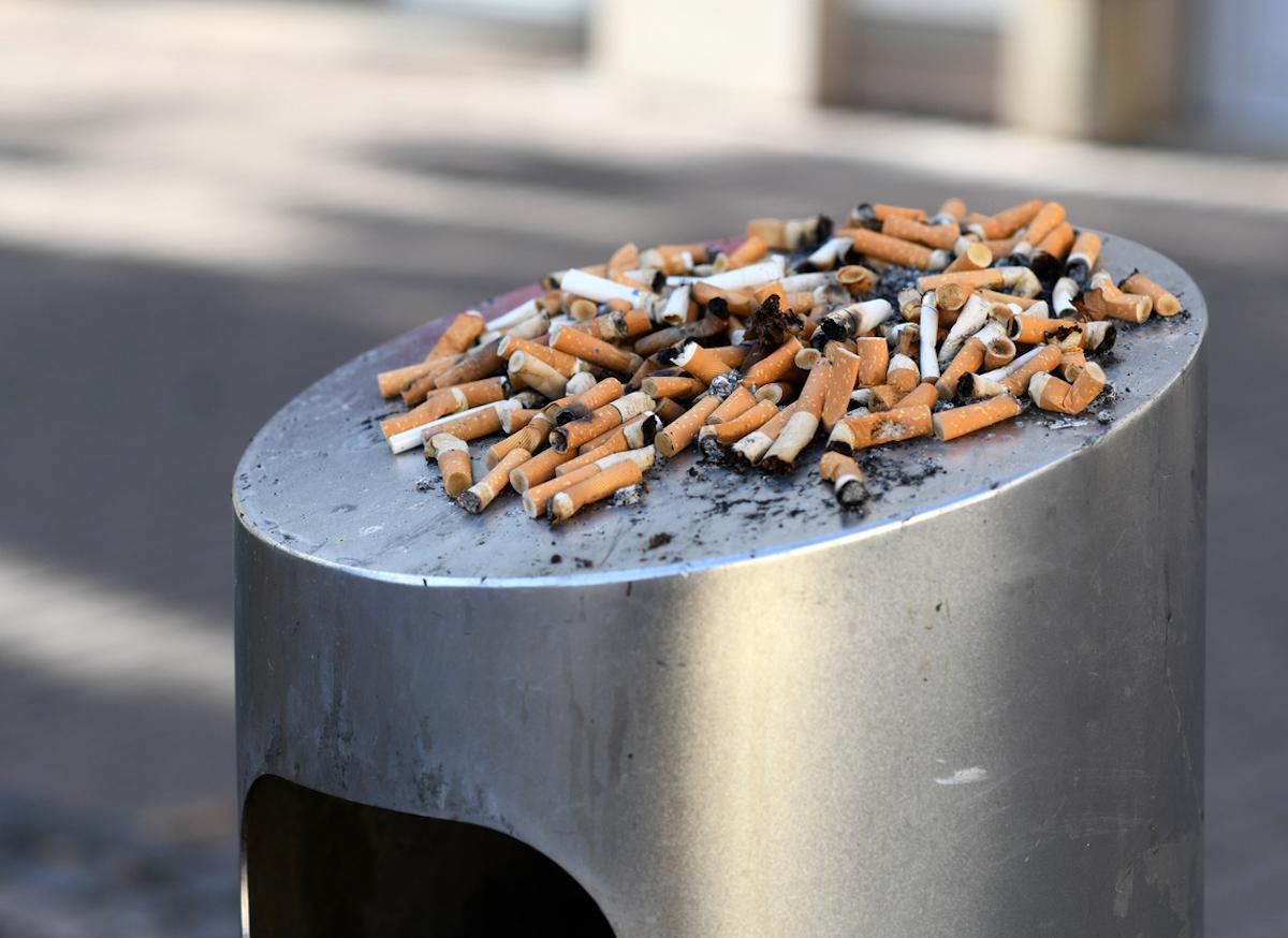 Les mégots de cigarette éteints émettent des substances chimiques 