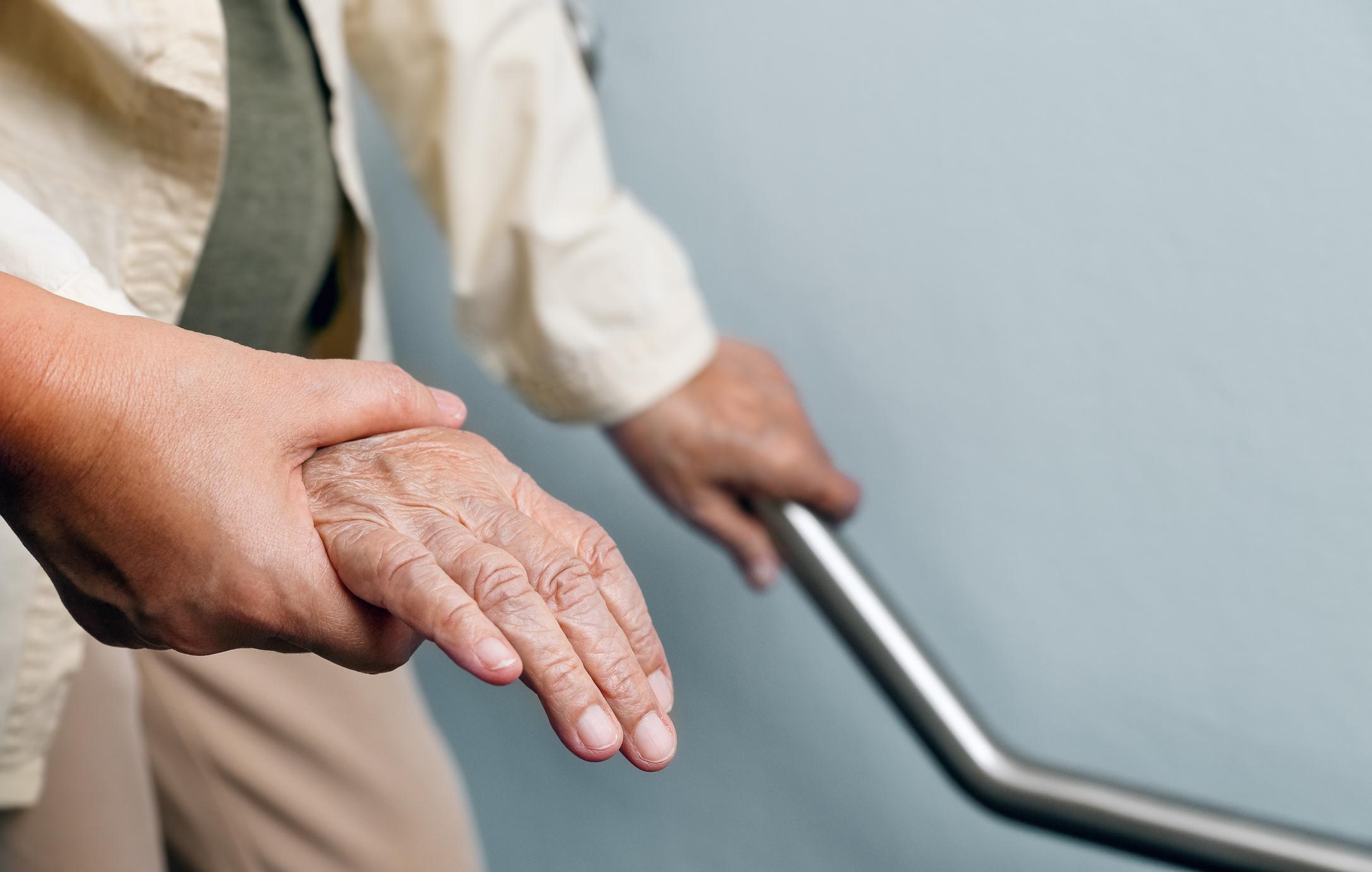 Une infection à la Covid-19 augmenterait-elle le risque de développer la maladie d’Alzheimer chez les seniors ? 