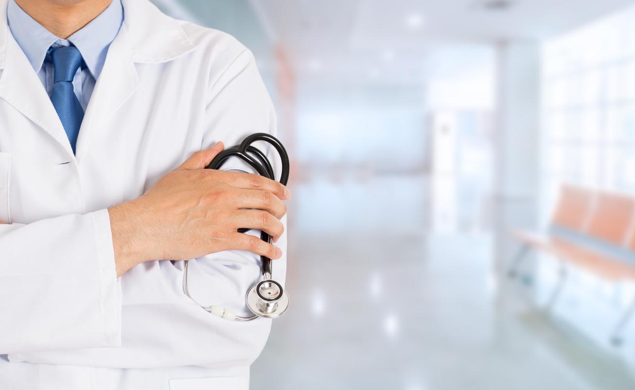 Soignants : pourquoi les médecins en blouse blanche rassurent 