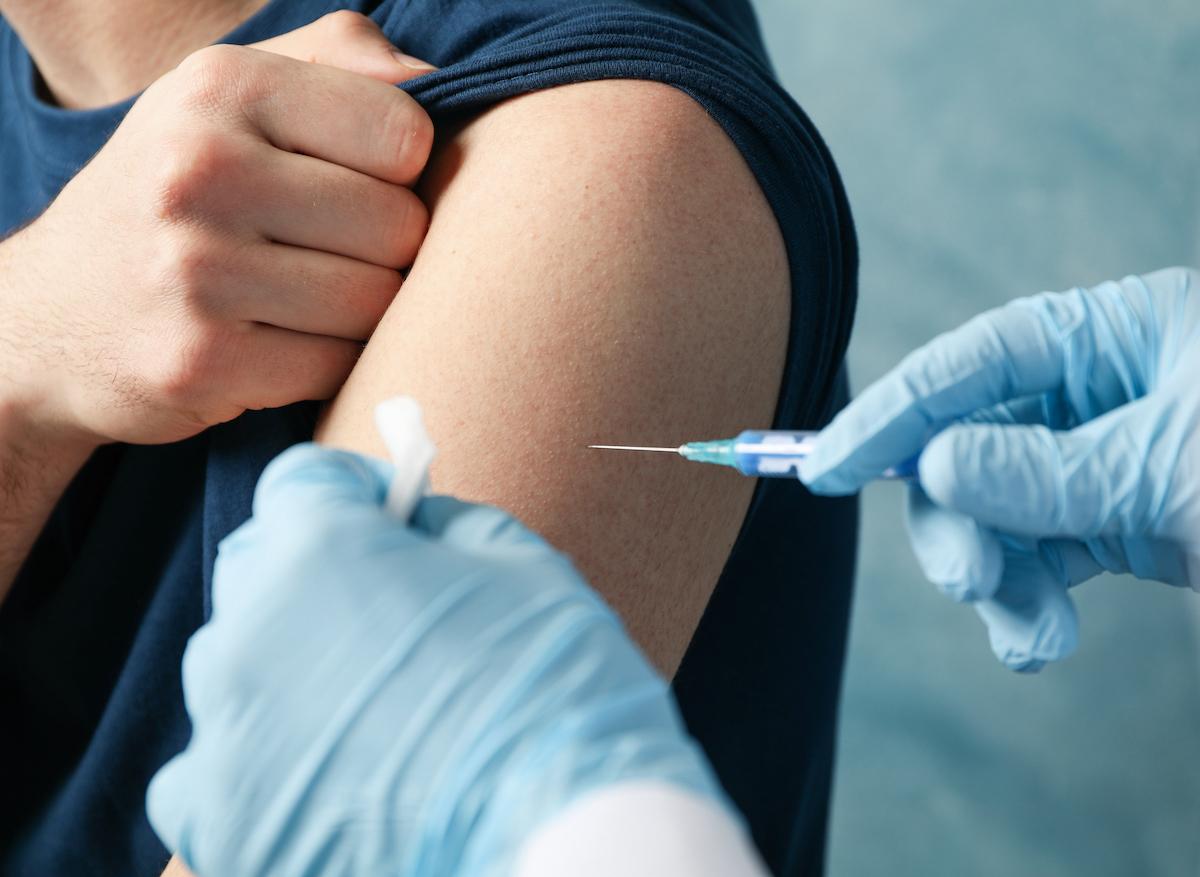 Vaccin AstraZeneca : le lien avec les cas de thrombose confirmé par l'EMA