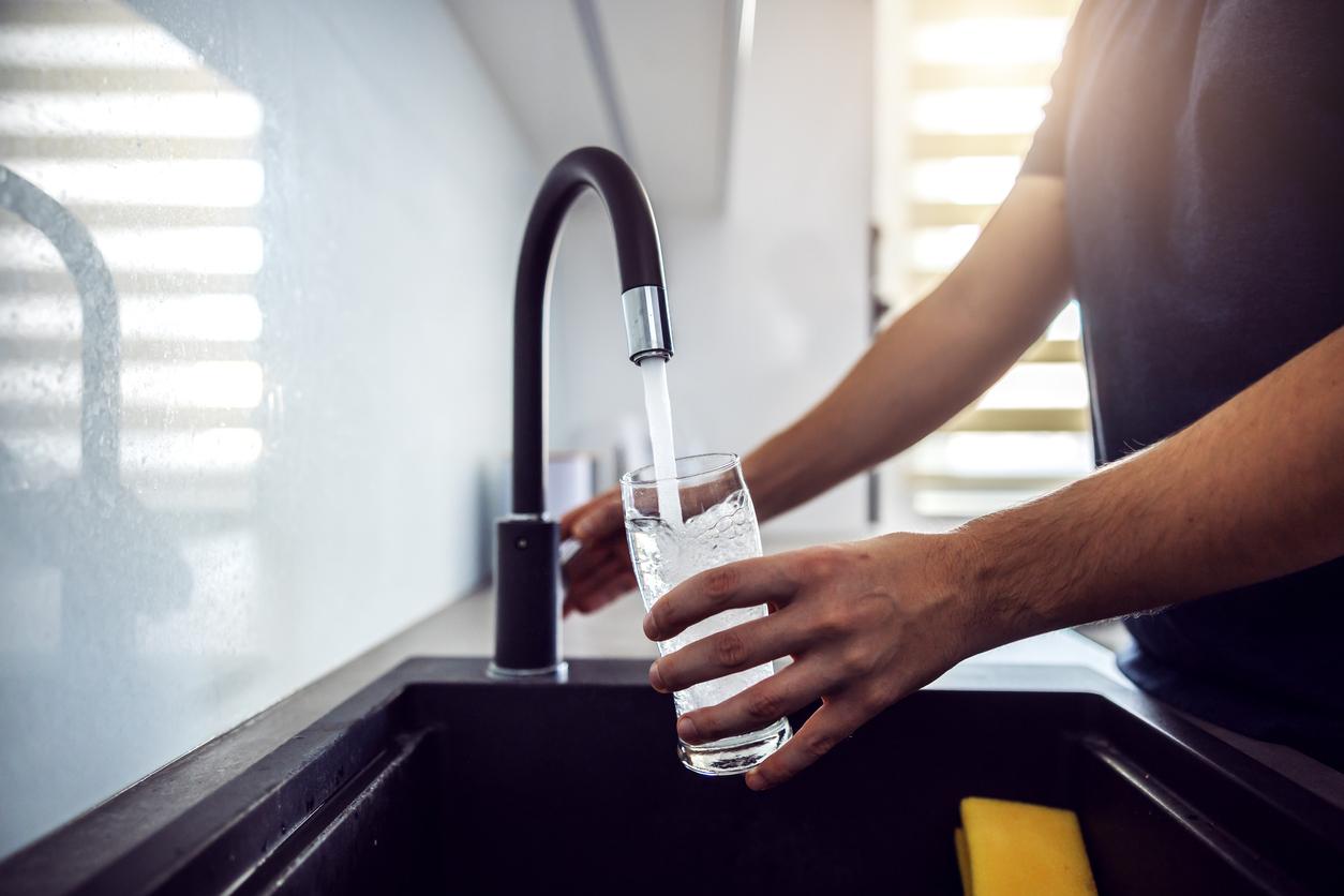 Faire bouillir l'eau du robinet serait la seule façon de la boire sans risques pour votre santé
