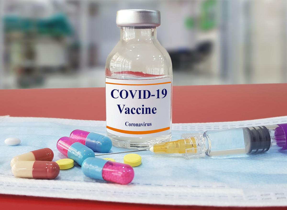 Covid-19 : les essais sur le médicament anakinra suspendus, ceux sur le vaccin d’Oxford reprennent