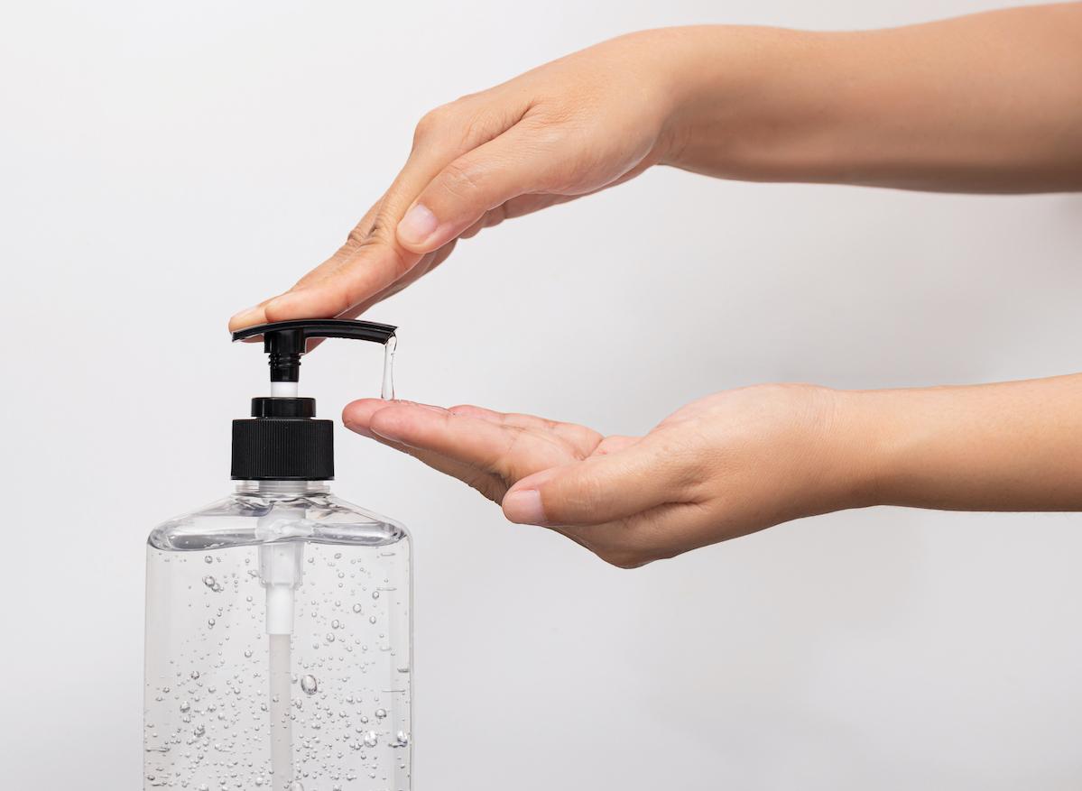 Le coronavirus survit jusqu’à 9h sur la peau mais peu sur les surfaces externes