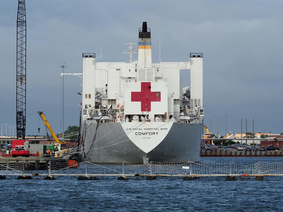 Un hôpital d’urgence en plein Central Park et un navire-hôpital au port de Manhattan
