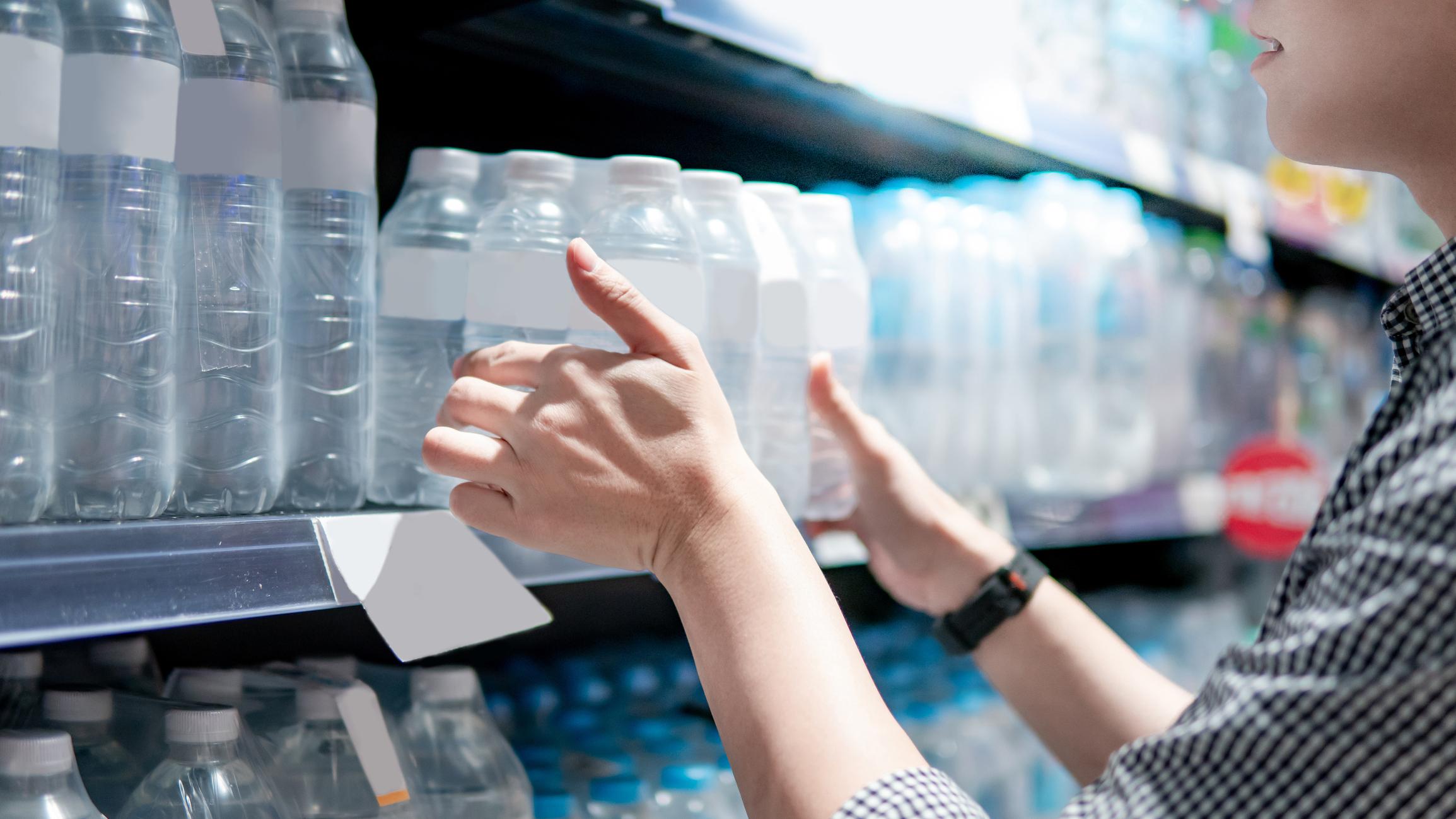 L'eau en bouteille contiendrait des milliers de particules de plastique par litre 
