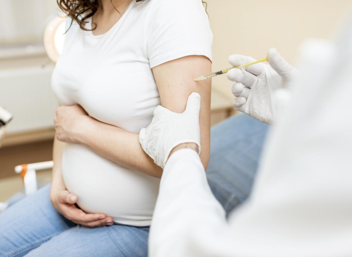Covid-19 : le vaccin protège les femmes enceintes des formes sévères
