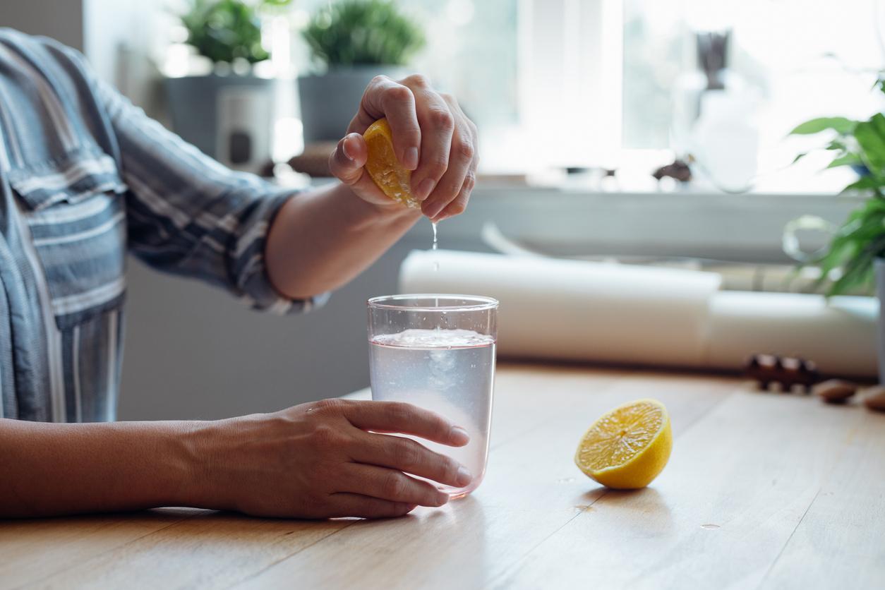 Faut-il boire de l’eau avec du citron tous les jours comme Catherine Deneuve ? 