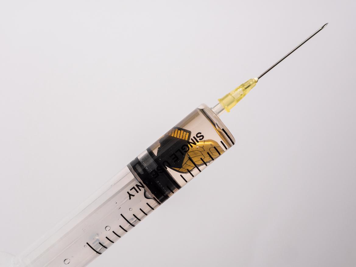 Mettre une puce dans un vaccin : c'est techniquement possible ... mais cela ne servirait à rien !