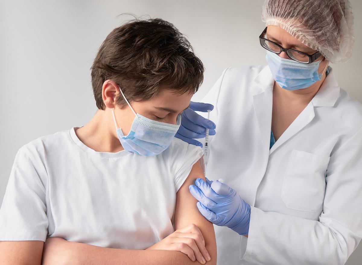 Vaccination des 12 – 15 ans : le bénéfice/risque en question