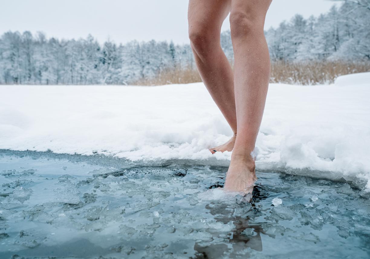 Ménopause : nager en eau froide réduit les symptômes 