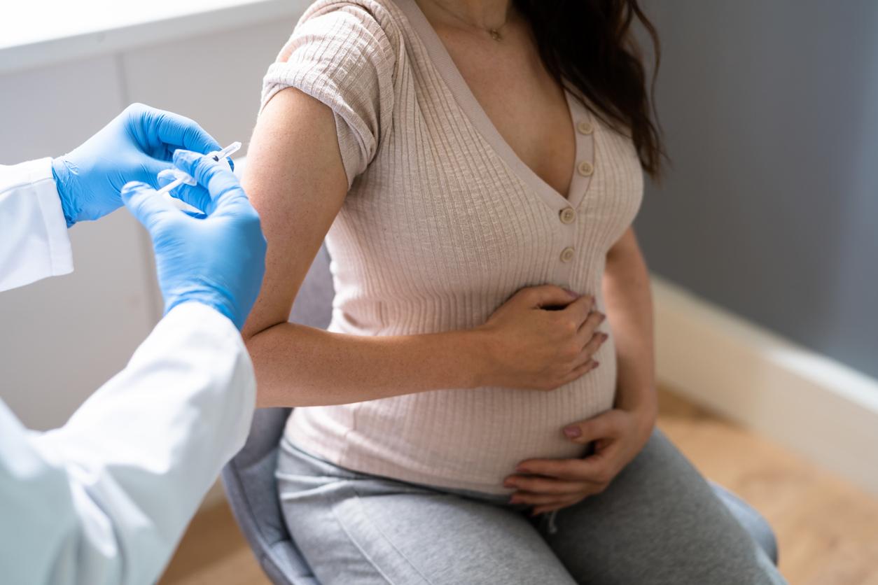 Covid : les vaccins à ARNm protègent les femmes enceintes des formes graves