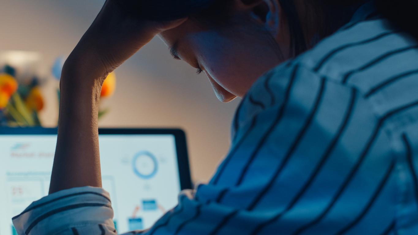 Toujours connectés : comment le travail empiète de plus en plus sur nos soirées