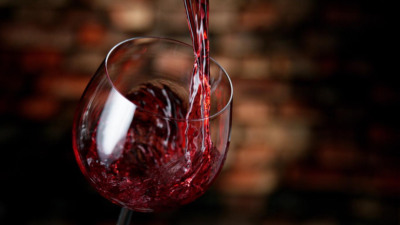 Pourquoi certaines personnes ont-elles mal à la tête après avoir bu du vin rouge ? 