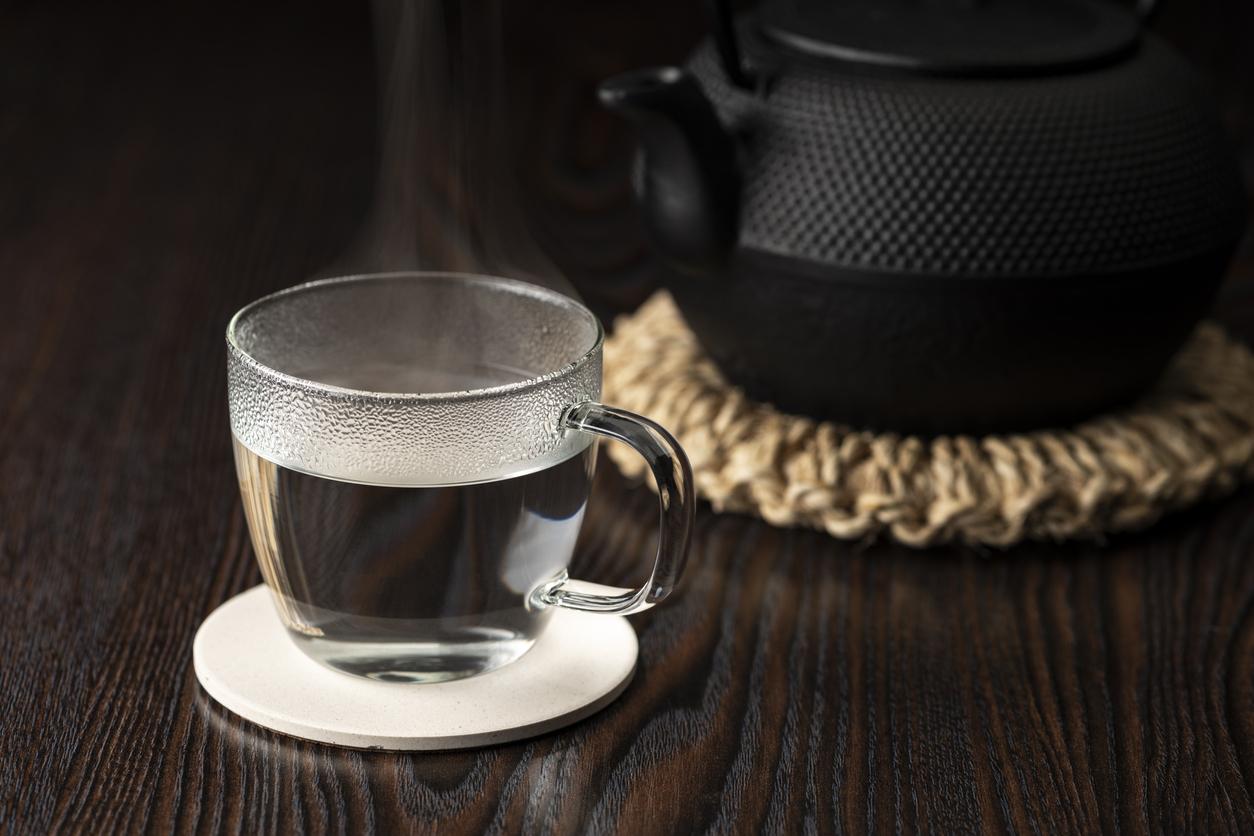 Perte de poids, peau, douleurs menstruelles : boire de l'eau chaude, une bonne idée ?