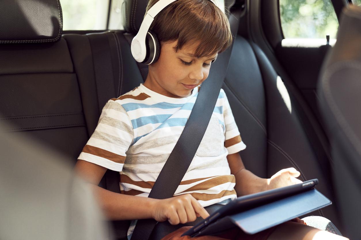 Vacances : les écrans, toujours la solution miracle pour occuper les enfants en voiture ?