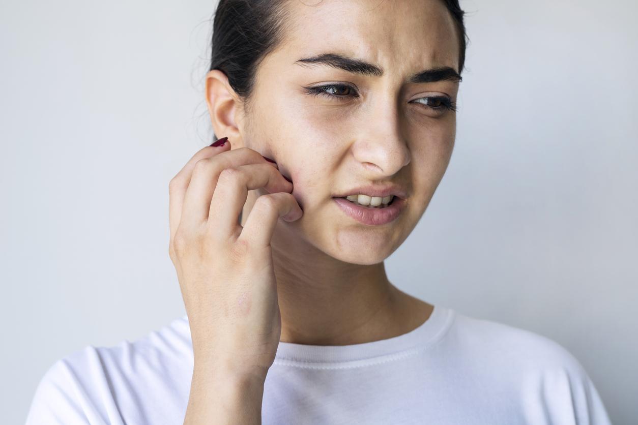 Pourquoi votre visage semble résister aux démangeaisons