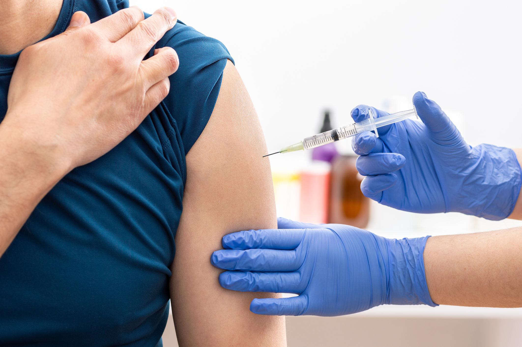 Covid long : la vaccination améliore légèrement les symptômes