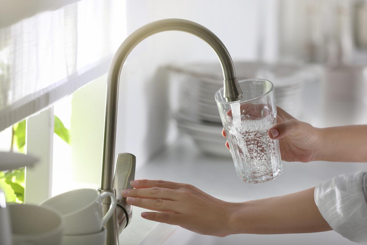 Grossesse : boire de l'eau du robinet contenant du lithium augmente le risque d'autisme