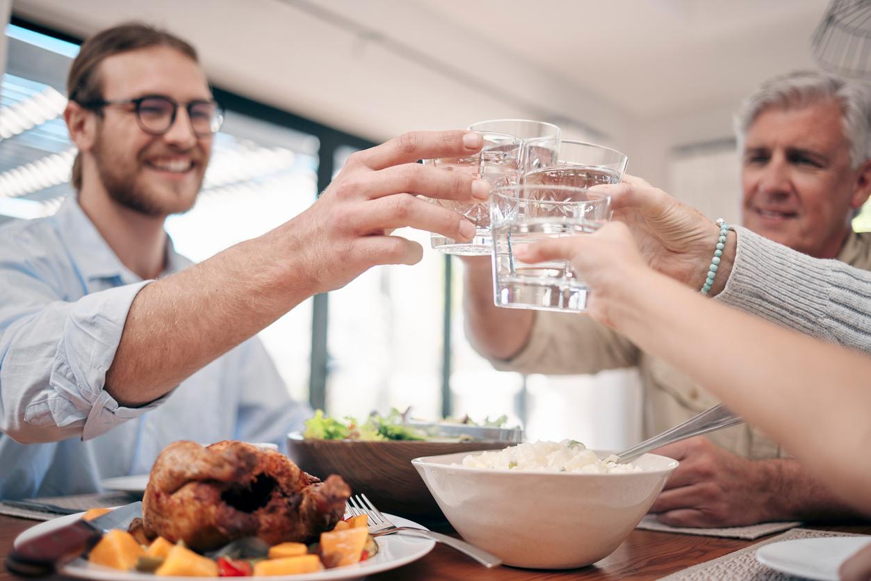 Vrai ou faux : est-ce que boire de l’eau coupe vraiment la faim ? 