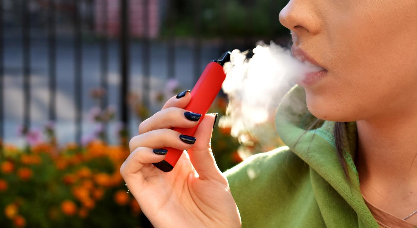 E-cigarette : le vapotage détruit les bonnes bactéries de la bouche  