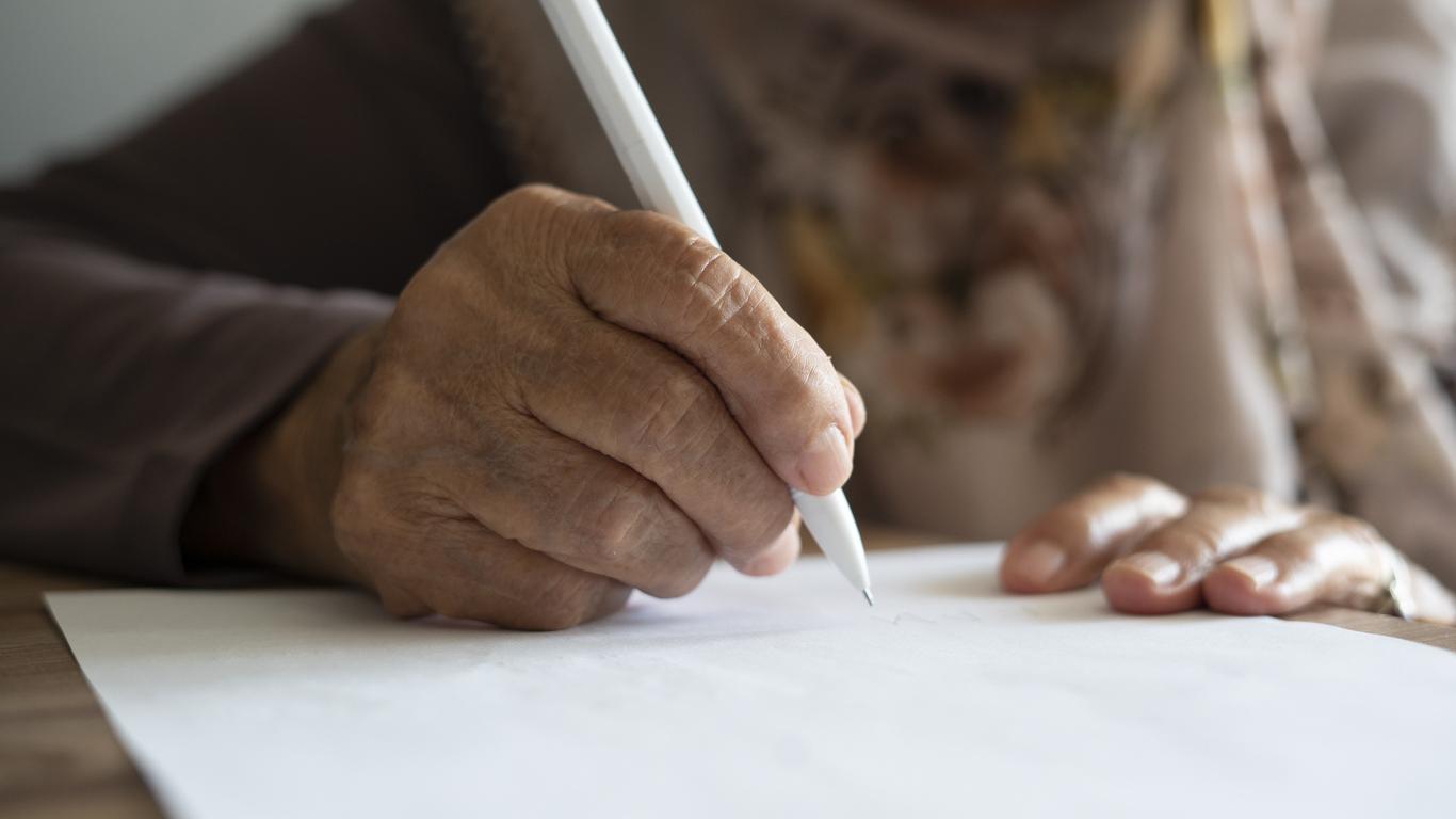 Ces signes en écrivant pourraient révéler le déclin cognitif