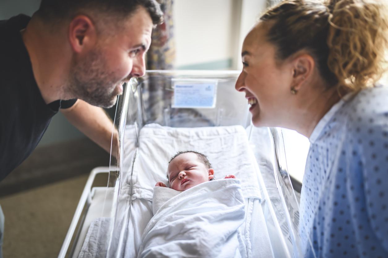 Congé de naissance : deux mois supplémentaires pour chaque parent ? 