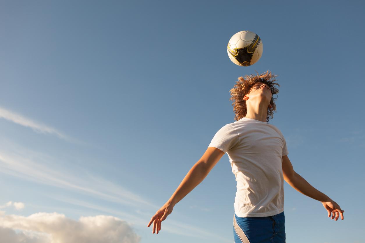 Lésions cérébrales : faut-il interdire le jeu de tête au Mondial de football ?