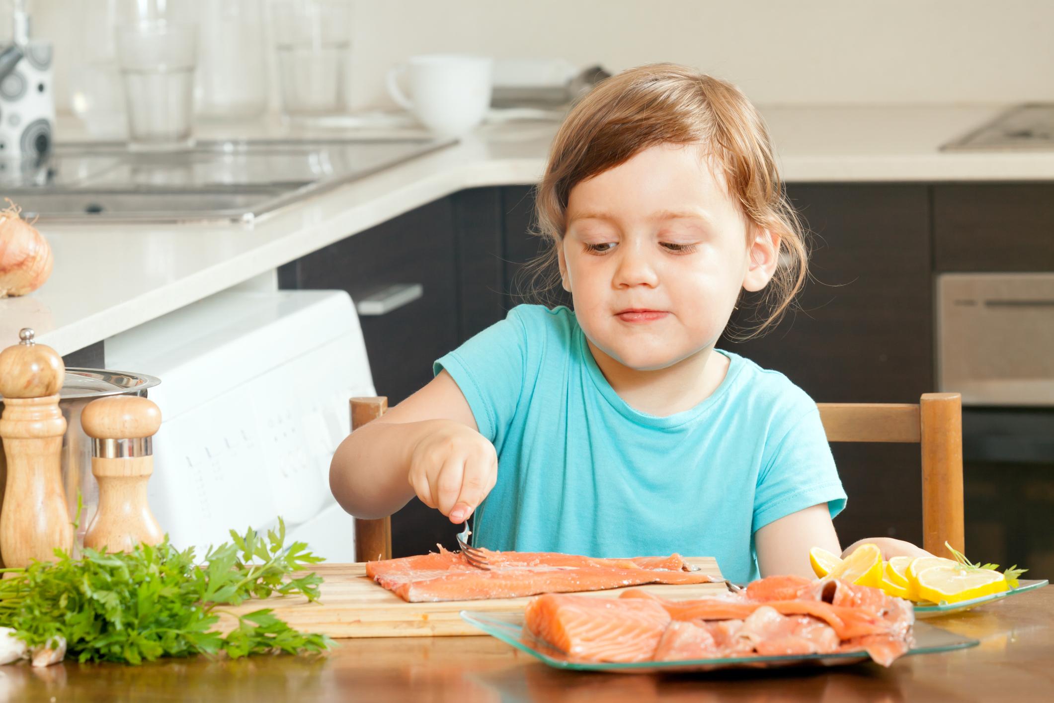 Troubles du neurodéveloppement : manger du poisson durant l’enfance réduirait les risques