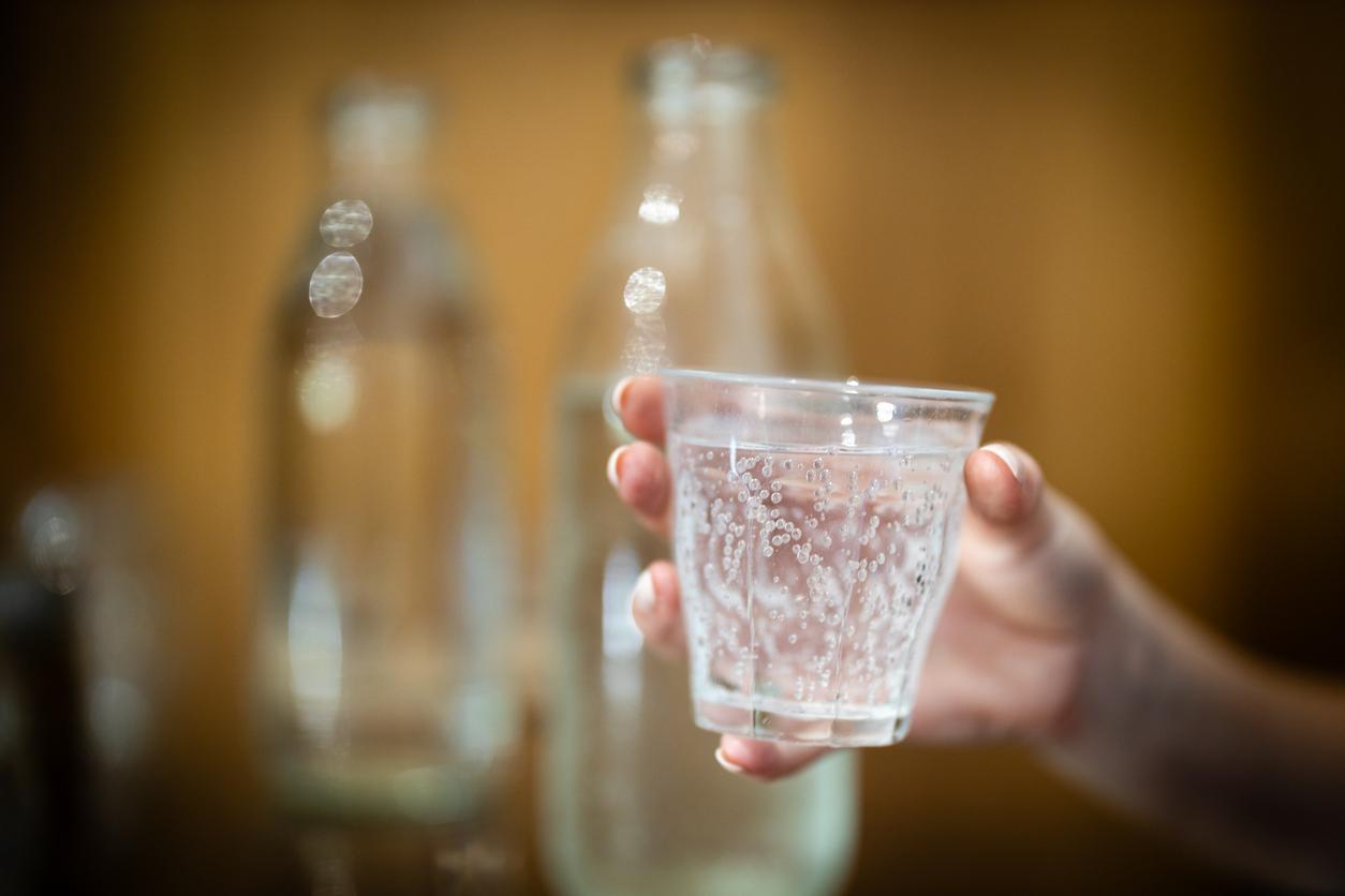 L'eau pétillante hydrate-t-elle aussi bien que l'eau plate ?