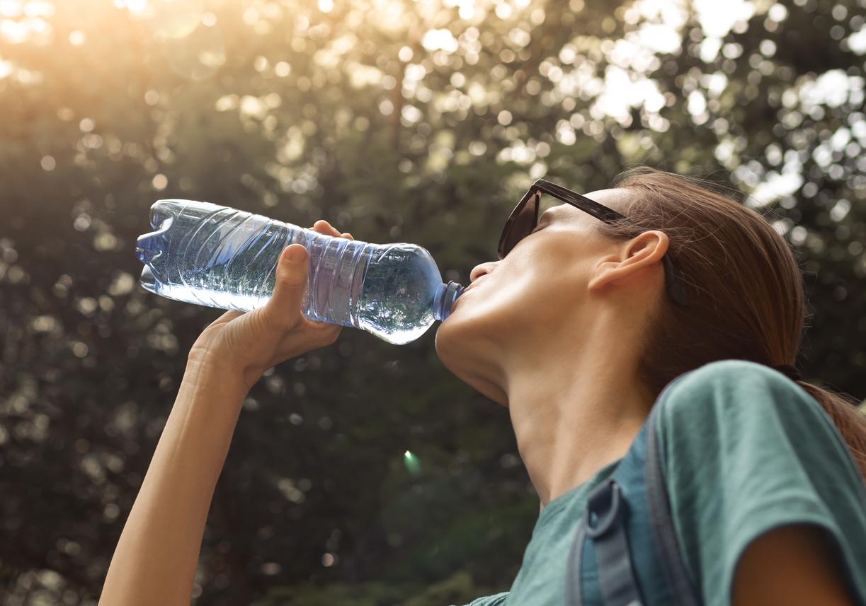 Canicule : pourquoi il ne faut pas boire de l’eau des bouteilles en plastique exposées au soleil