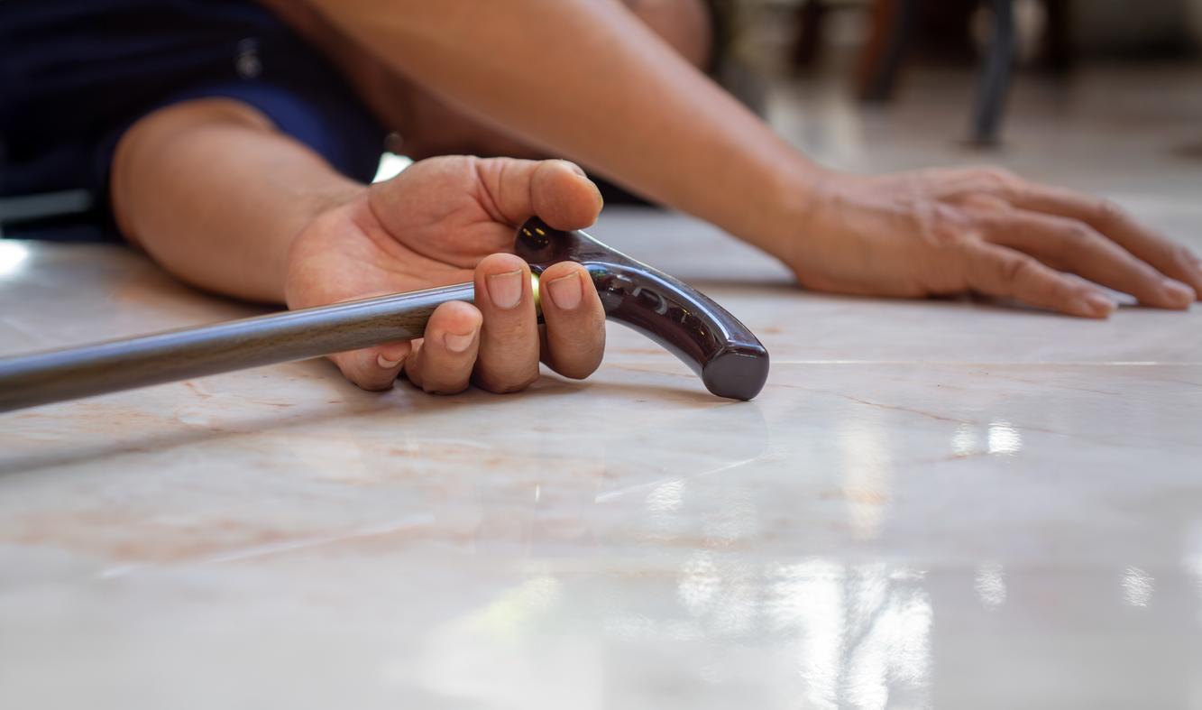 +20 % d’hospitalisations liées aux chutes des personnes âgées : comment les éviter ?