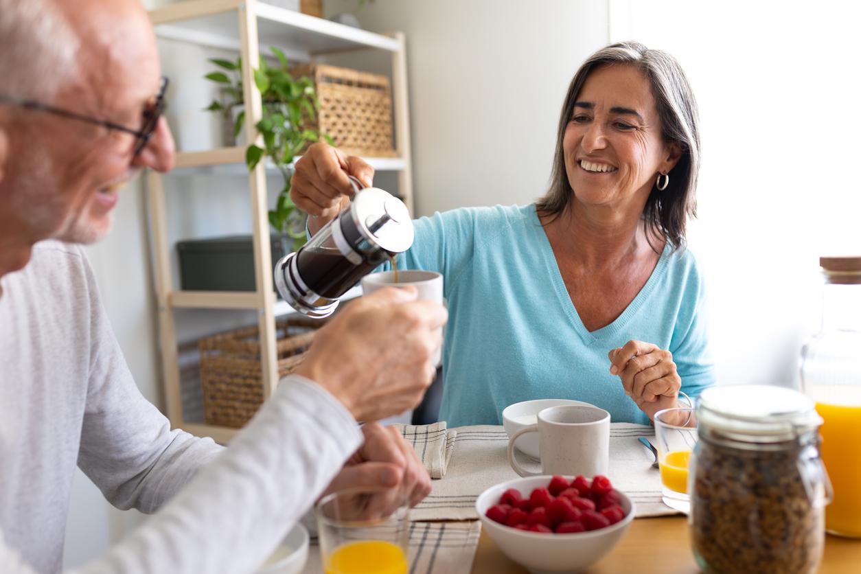 Seniors : l’heure à laquelle vous mangez peut impacter votre santé 