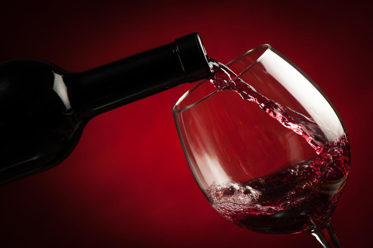 Cancer : près d'1 Français sur 4 pense que boire un peu de vin réduit le risque