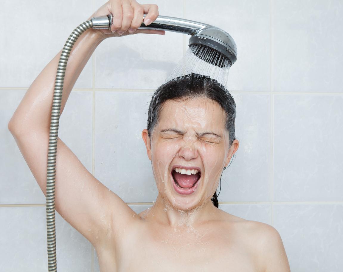 Pourquoi une douche froide en cas de canicule est une fausse bonne idée