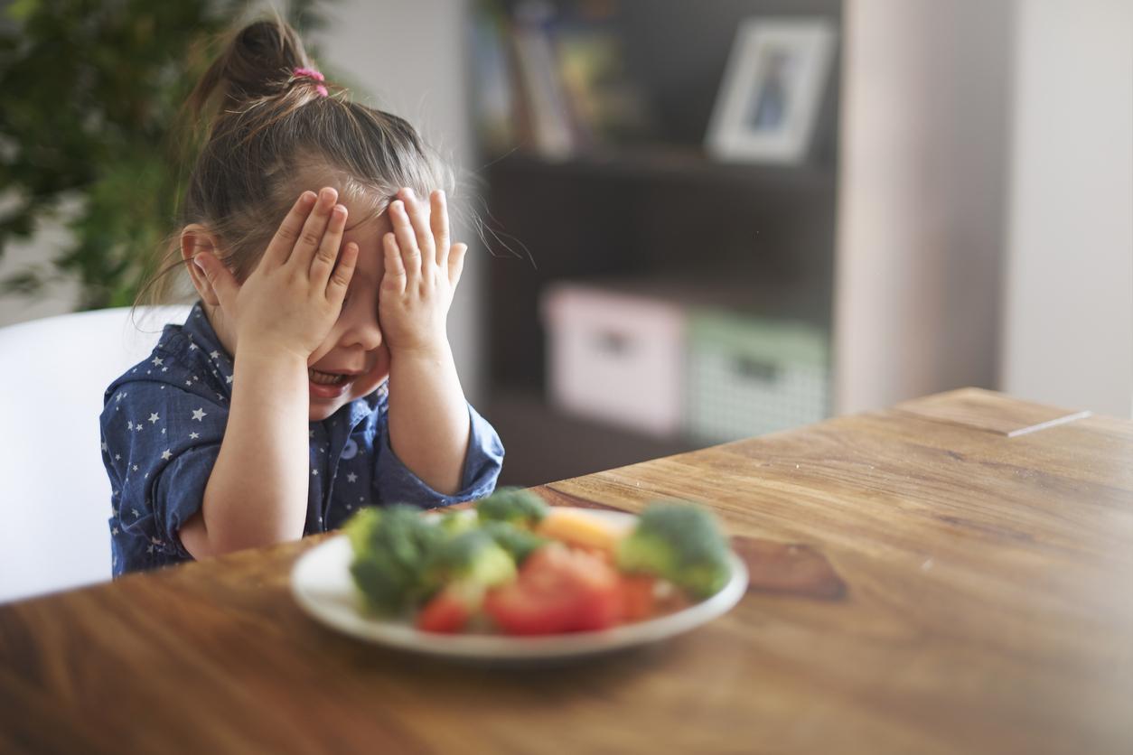 Que faire avec un enfant qui refuse souvent de manger ?