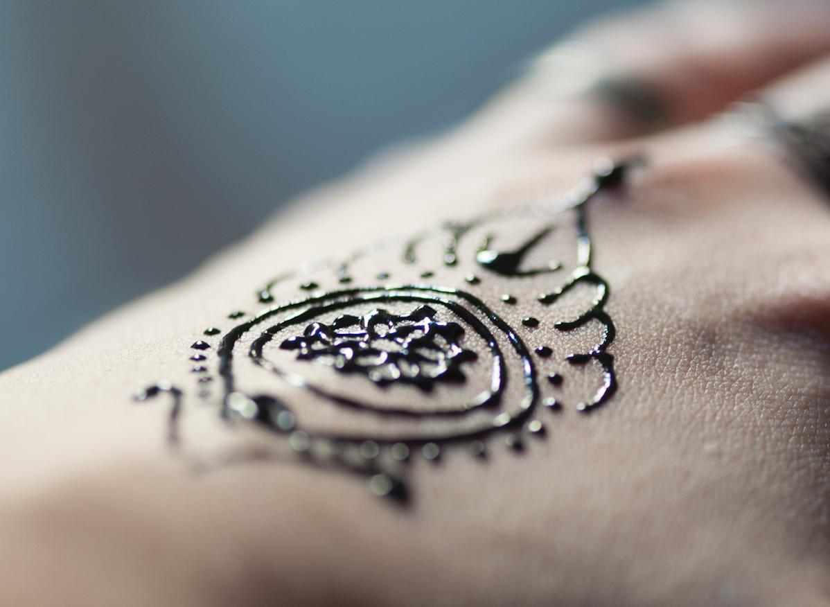 Allergie : elle se fait faire un tatouage au henné noir qui lui brûle tout le bras