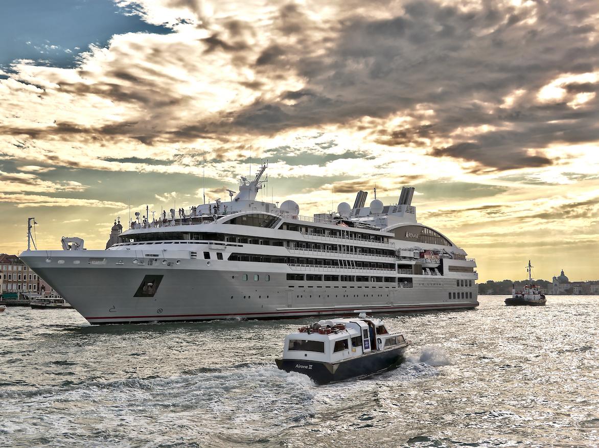 Les 340 passagers du bateau de croisière Ponant confinés