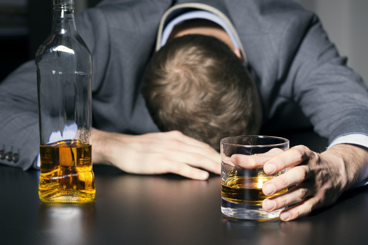 Alcoolisme : la kétamine pourrait aider à diminuer l'envie de boire 