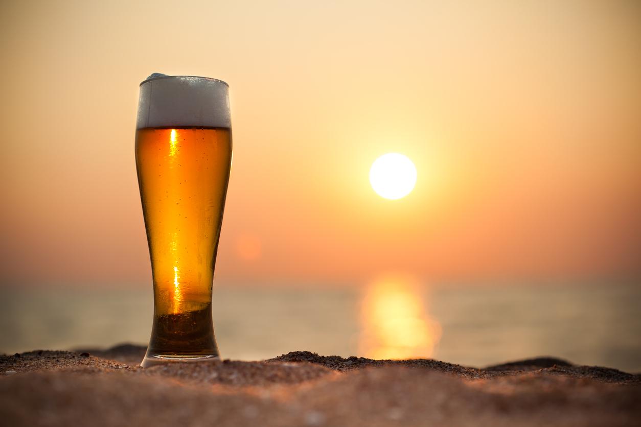Mettre de la bière à la place de la crème solaire : une nouvelle tendance à éviter