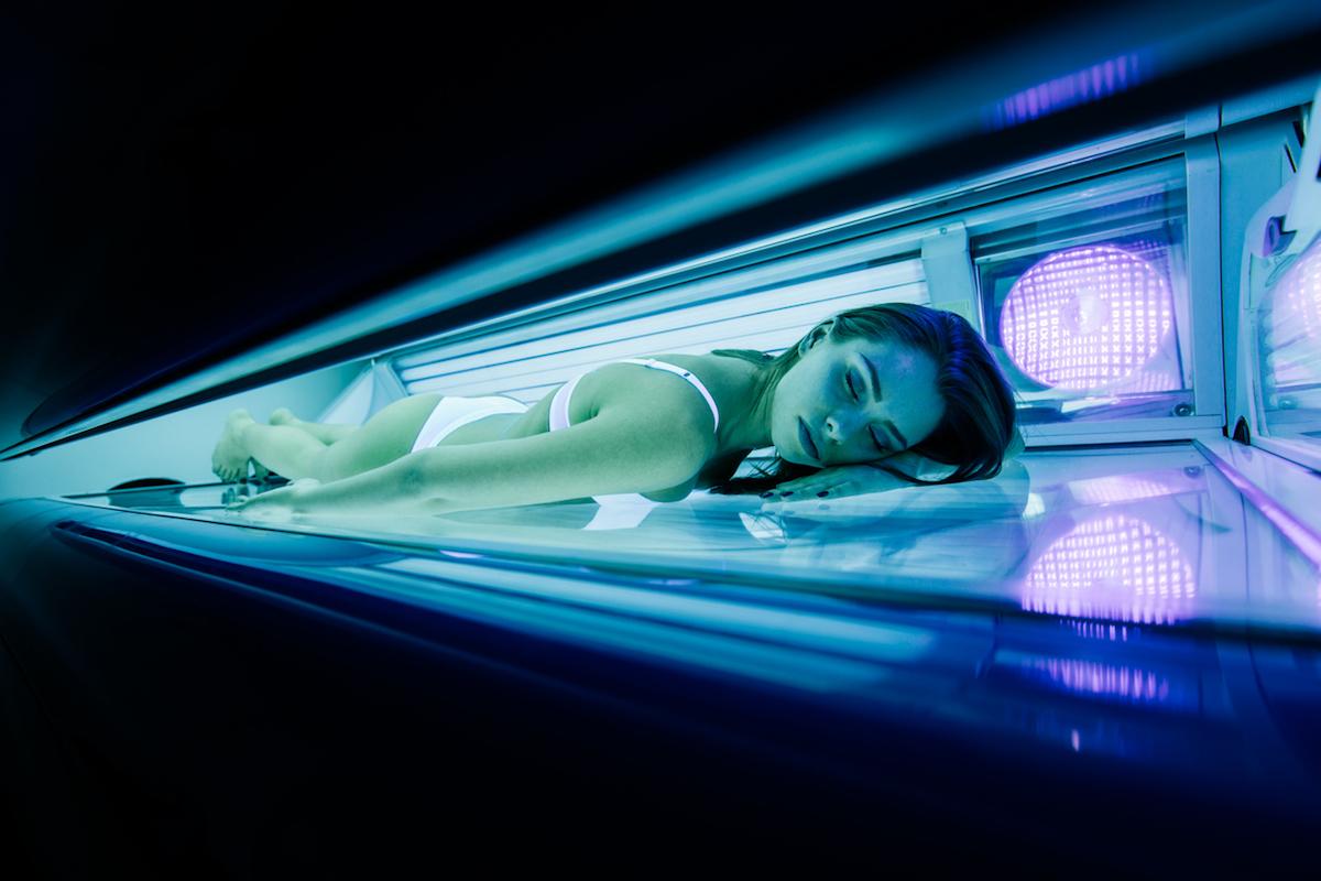 Cancer de la peau : les cabines UV ciblent les jeunes malgré les risques pour la santé