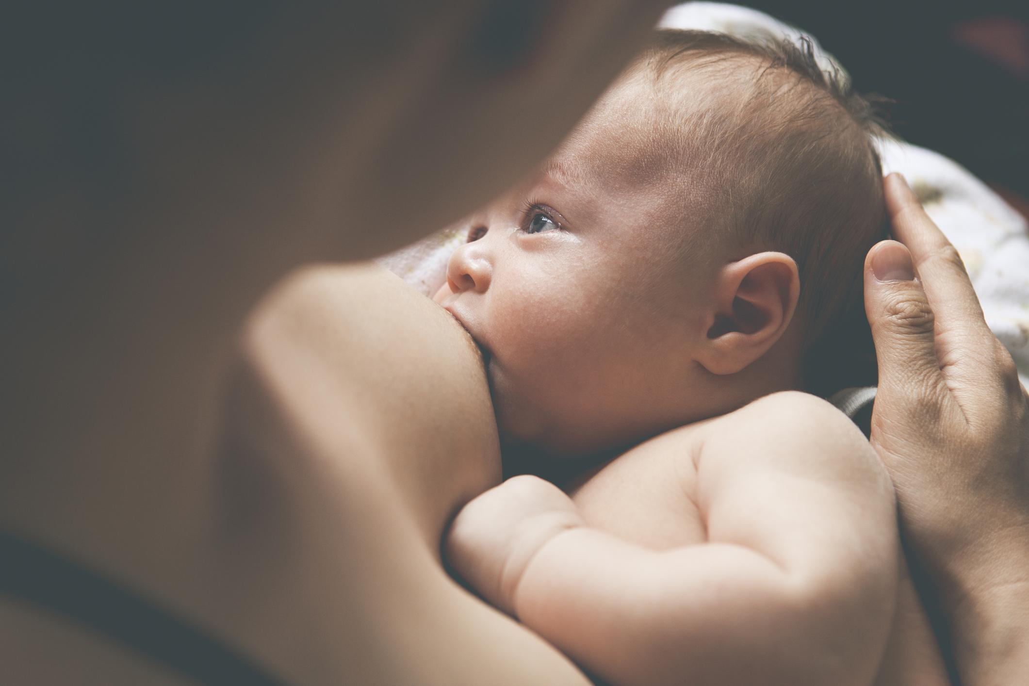 Allaitement et sommeil du nourrisson : le rôle essentiel des papas