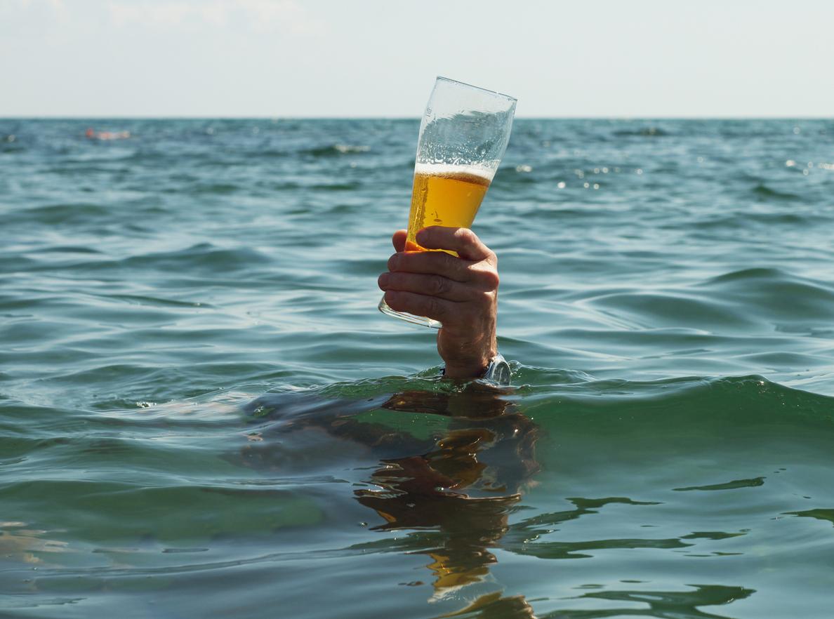 Alcool et baignade : le mélange qui peut devenir fatal