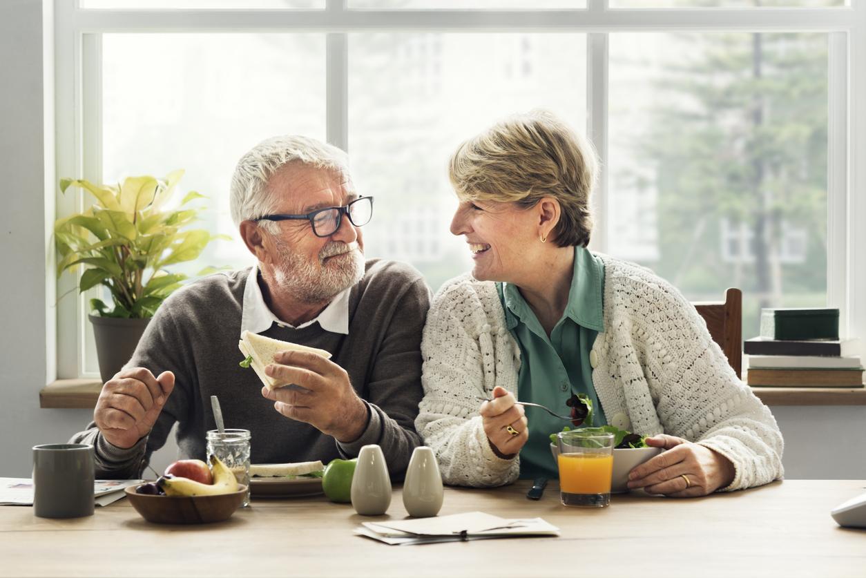 Seniors : pourquoi le rythme des repas a un impact sur leur santé ?