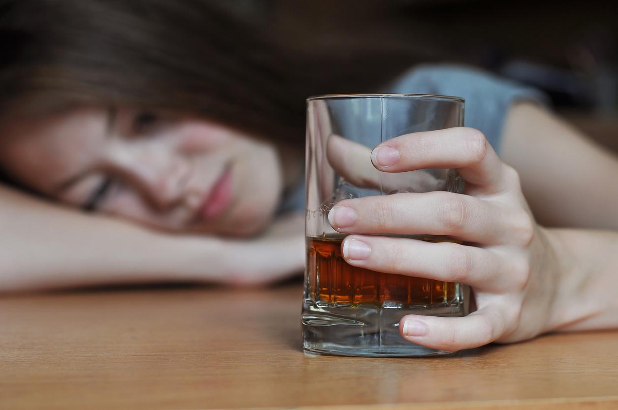 Les jeunes buvant de l’alcool seuls ont plus de risque d'en abuser à l’âge adulte 