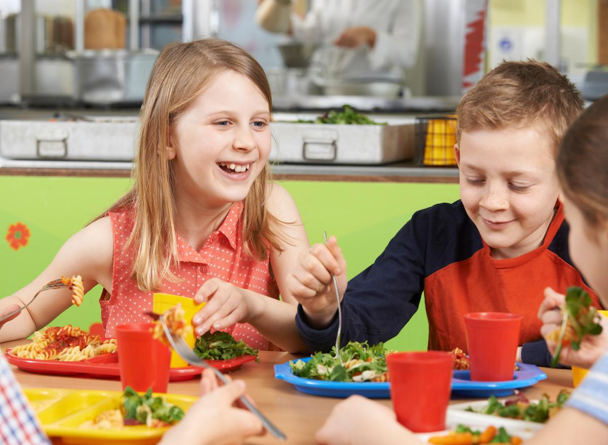 Les enfants consommeraient davantage de fruits et légumes si les repas de cantines étaient plus longs