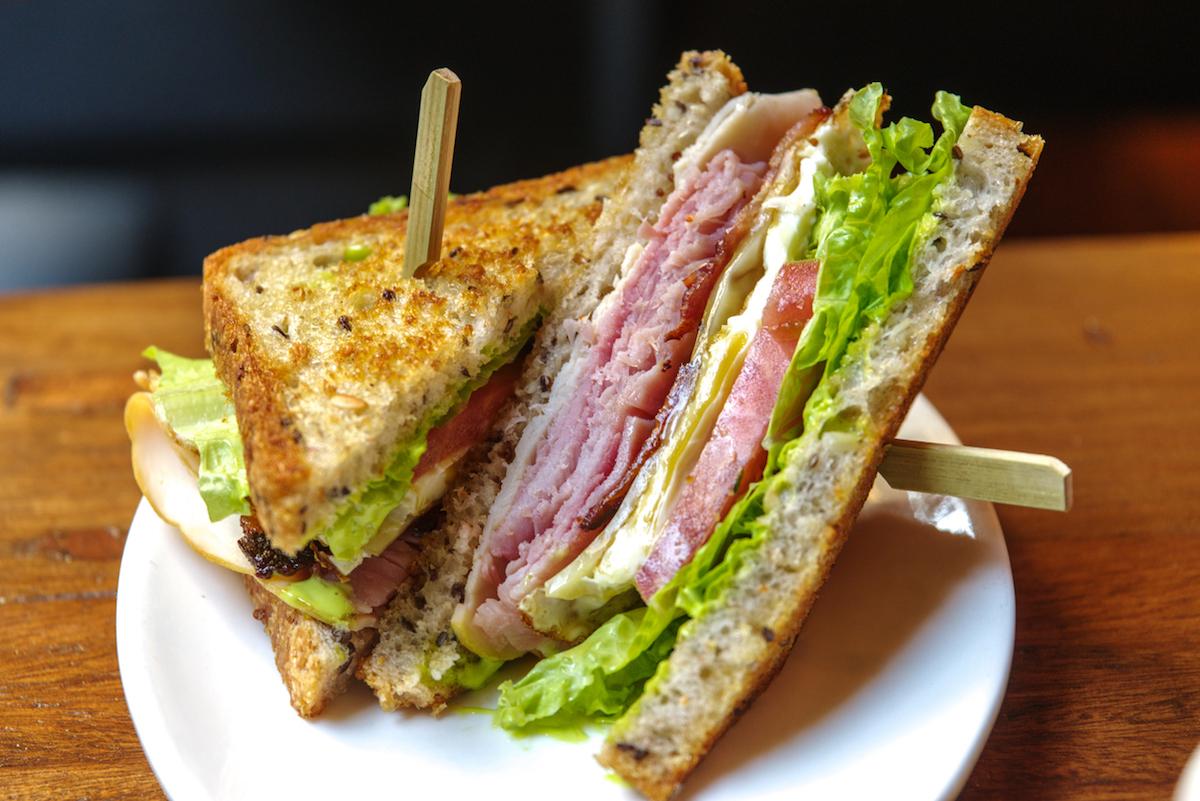 Cinq personnes meurent après avoir mangé des sandwichs : les dangers de la listeria
