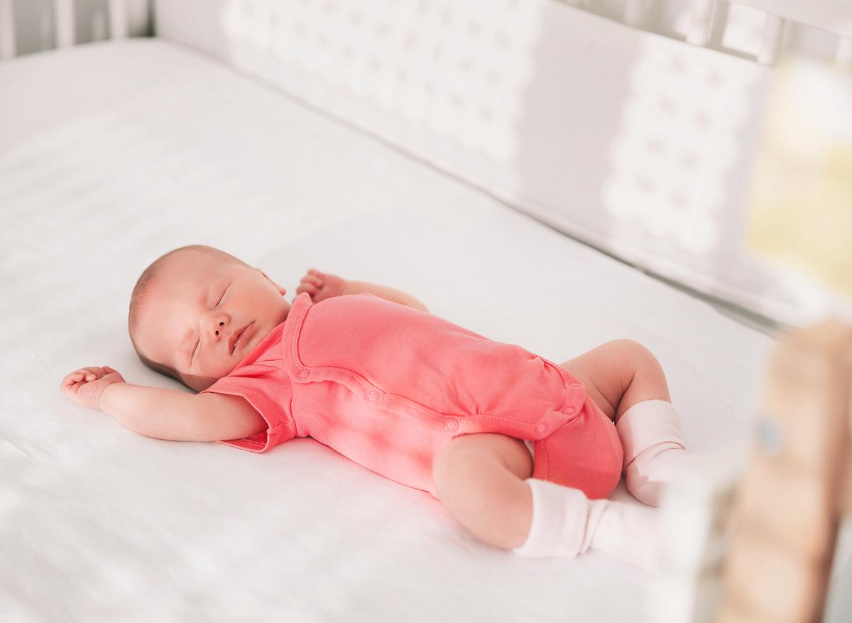 Morts subites du nourrisson : les oreillers, peluches et tours de lit en accusation